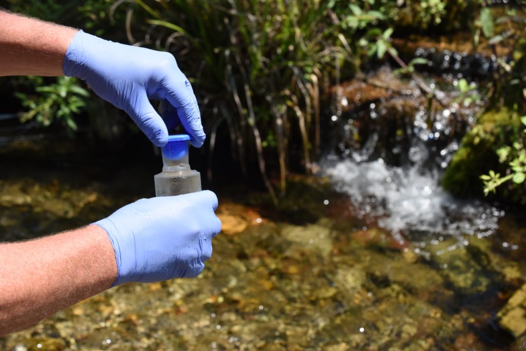 Prélèvement d'une eau superficielle