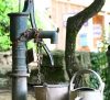 pompe à eau inutilisée et ancienne